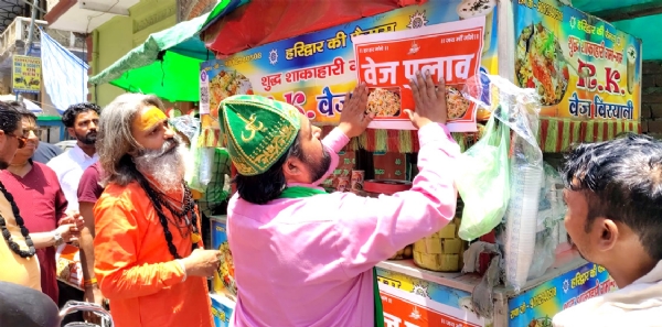 वेज पुलाव के पोस्टर चस्पा करते हुए वेज पुलाव के पोस्टर चस्पा करते हुए