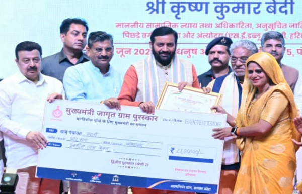 हरियाणा के मुख्यमंत्री महिला प्रतिनिधि काे सम्मानित करते हुए हरियाणा के मुख्यमंत्री महिला प्रतिनिधि काे सम्मानित करते हुए