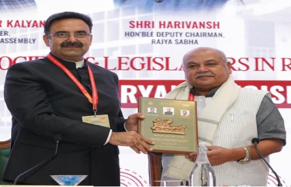 मध्य प्रदेश विधानसभा के अध्यक्ष नरेंद्र तोमर को सम्मानित करते विधानसभा स्पीकर मध्य प्रदेश विधानसभा के अध्यक्ष नरेंद्र तोमर को सम्मानित करते विधानसभा स्पीकर
