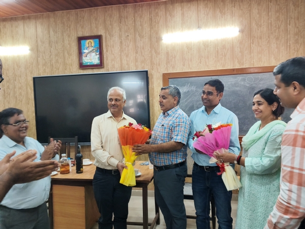कार्यक्रम के दौरान अधिकारीगण कार्यक्रम के दौरान अधिकारीगण
