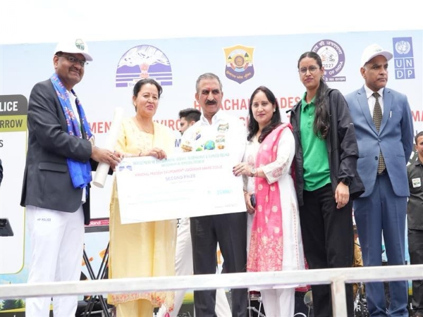 मुख्यमंत्री से पुरस्कार प्राप्त करते हुए। मुख्यमंत्री से पुरस्कार प्राप्त करते हुए।