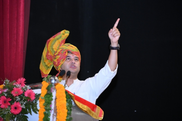9 आरटीकेः 3 रोहतक स्थित वैश्य कॉलेज के सभागार में कार्यक्रम को संबोधित करते मंत्री ज्योतिरादित्य एम.सिंधिया। 9 आरटीकेः 3 रोहतक स्थित वैश्य कॉलेज के सभागार में कार्यक्रम को संबोधित करते मंत्री ज्योतिरादित्य एम.सिंधिया।