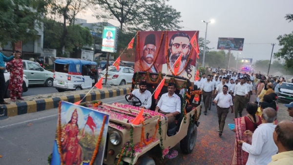 पथ संचलन के दौरान कदमताल करते राष्ट्रीय स्वयंसेवक संघ के स्वयंसेवकों का नागरिकों ने पुष्पवर्षा कर स्वागत किया। पथ संचलन के दौरान कदमताल करते राष्ट्रीय स्वयंसेवक संघ के स्वयंसेवकों का नागरिकों ने पुष्पवर्षा कर स्वागत किया।