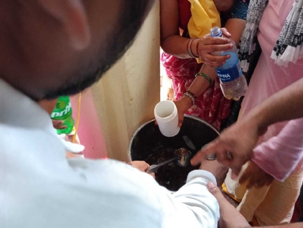 मंदिर में प्रसाद के लिए जुटे श्रद्धालु मंदिर में प्रसाद के लिए जुटे श्रद्धालु
