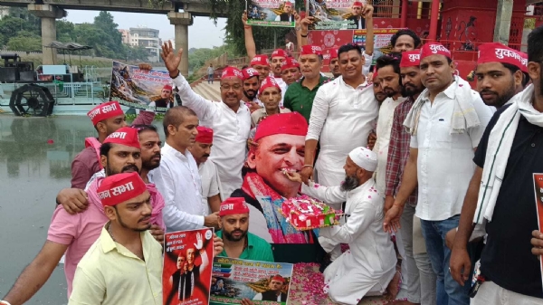 जन्मदिन मनाते कार्यकर्ता