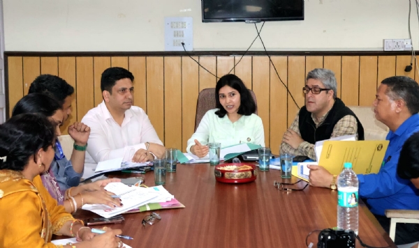 बैठक की अध्यक्षता करते हुए दीप शिखा शर्मा ।