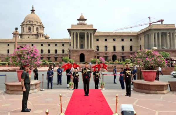 नए सेनाध्यक्ष जनरल धीरज सेठ को पहला गार्ड ऑफ ऑनर साउथ ब्लॉक लॉन्स में दिया गया
