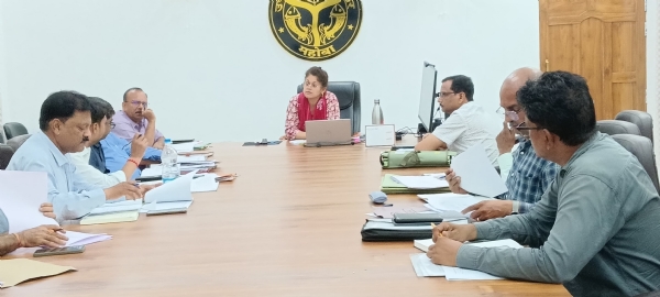 समीक्षा बैठक में निर्देशित करतीं डीएम गजल भारद्वाज समीक्षा बैठक में निर्देशित करतीं डीएम गजल भारद्वाज