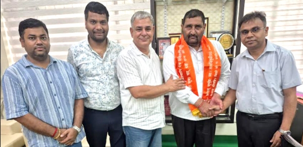 निरीक्षण के दौरान वैज्ञानिकों का स्वागत करते हुए