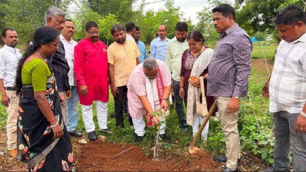 मां के नाम पेड़ लगाते राज्यसभा सांसद डॉ. प्रदीप वर्मा मां के नाम पेड़ लगाते राज्यसभा सांसद डॉ. प्रदीप वर्मा