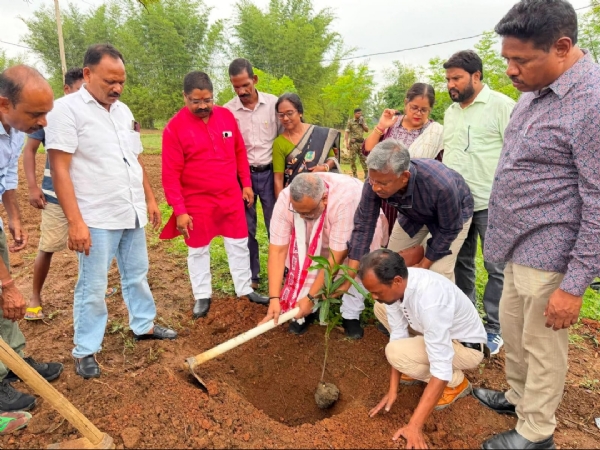 मां के नाम पेड़ लगाते राज्यसभा सांसद डॉ. प्रदीप वर्मा मां के नाम पेड़ लगाते राज्यसभा सांसद डॉ. प्रदीप वर्मा