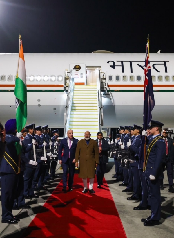 ऑकलैंड में प्रधानमंत्री मोदी का स्वागत करते प्रधानमंत्री लक्सन ऑकलैंड में प्रधानमंत्री मोदी का स्वागत करते प्रधानमंत्री लक्सन