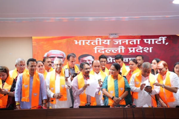 दिल्ली की मुख्यमंत्री रेखा गुप्ता, प्रदेश अध्यक्ष हर्ष मल्होत्रा के साथ इंद्रप्रस्थ विकास पार्टी के पार्षद भाजपा में शामिल। दिल्ली की मुख्यमंत्री रेखा गुप्ता, प्रदेश अध्यक्ष हर्ष मल्होत्रा के साथ इंद्रप्रस्थ विकास पार्टी के पार्षद भाजपा में शामिल।