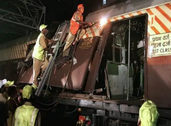 शक्तिशाली विस्फोट में ट्रेन के डिब्बे पिचक गए गए थे। शवों को बाहर निकालने के लिए गैस कटर से डिब्बों को काटा गया। फोटो - इंटरनेट मीडिया शक्तिशाली विस्फोट में ट्रेन के डिब्बे पिचक गए गए थे। शवों को बाहर निकालने के लिए गैस कटर से डिब्बों को काटा गया। फोटो - इंटरनेट मीडिया