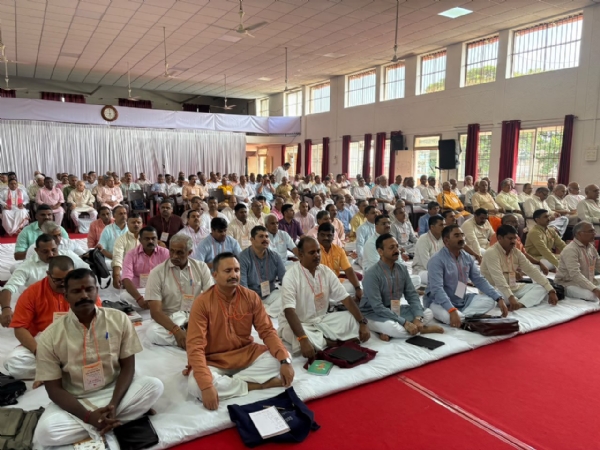 कर्नाटक के बेलगावी में चल रही राष्ट्रीय स्वयंसेवक संघ की तीन दिवसीय अ.भा. प्रांत प्रचारक बैठक में भाग लेते प्रतिनिधि।
