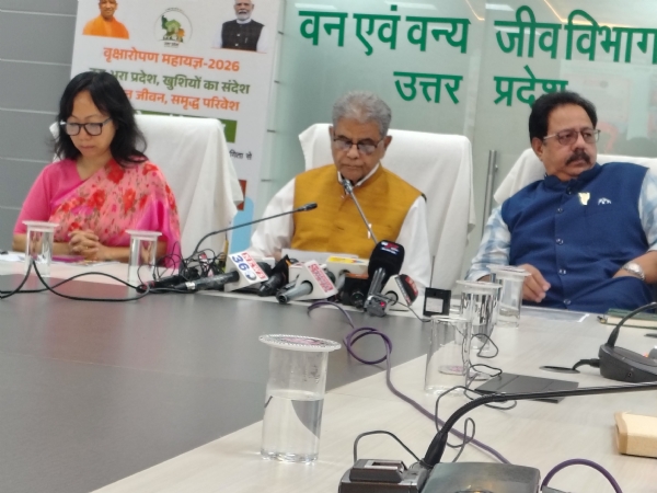 प्रेस वार्ता करते वन मंत्री डॉ अरुण कुमार सक्सेना प्रेस वार्ता करते वन मंत्री डॉ अरुण कुमार सक्सेना