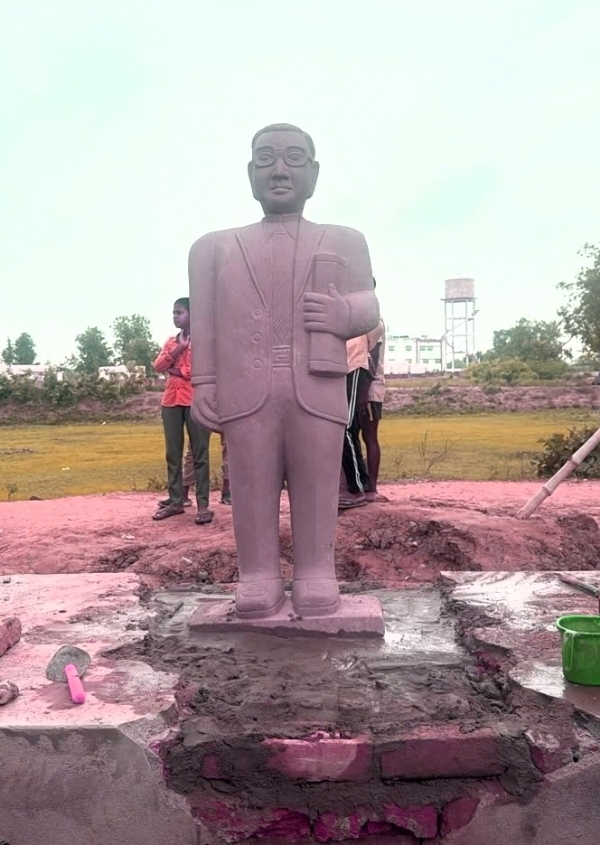 बदल कर लगाई गई डॉ अंबेडकर की नई प्रतिमा