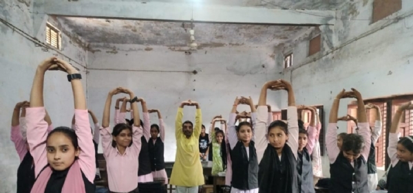 फोटो। योगा करते हुए योगा टीचर फोटो। योगा करते हुए योगा टीचर