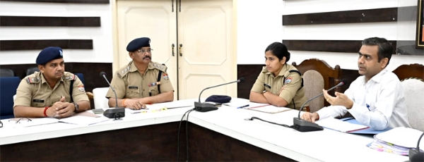 बैठक लेते हुए एडीएम बैठक लेते हुए एडीएम