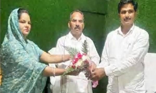 पालिका अध्यक्षा मुख्य अतिथि का स्वागत करते हुए पालिका अध्यक्षा मुख्य अतिथि का स्वागत करते हुए