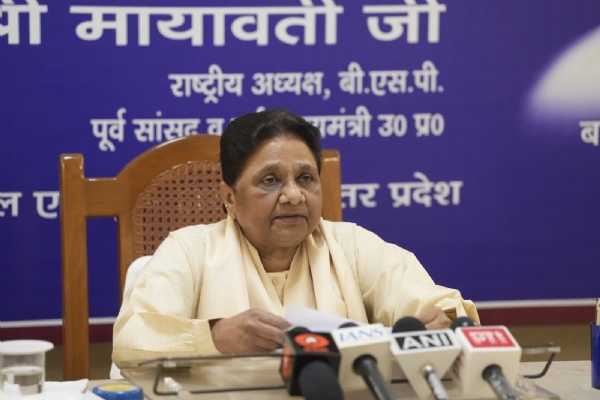 पत्रकारवार्ता करती बसपा प्रमुख मायावती