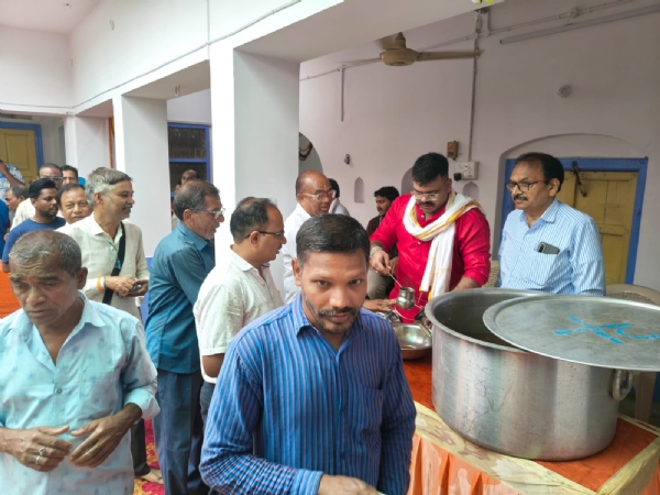 जगन्नाथ मंदिर में काढ़ा औषधि प्रसादी पाने लगी श्रद्धालुओं की कतार। जगन्नाथ मंदिर में काढ़ा औषधि प्रसादी पाने लगी श्रद्धालुओं की कतार।