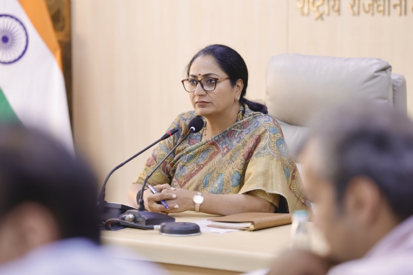दिल्ली सचिवालय में समीक्षा बैठक करती मुख्यमंत्री रेखा गुप्ता