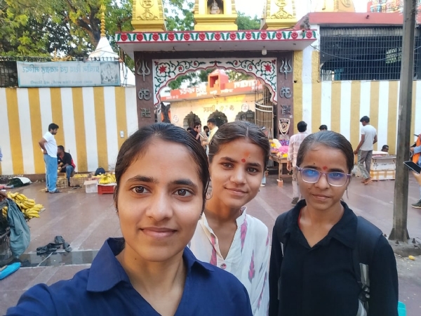 घर की तीनों ओजस्वी बेटियां