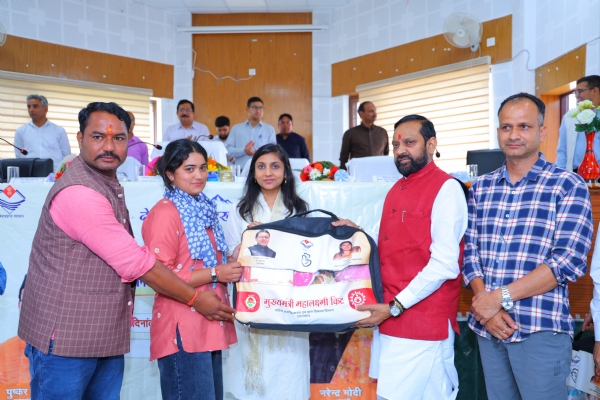 विकासखंड खिरसू सभागार में जन सेवा शिविर के आयोजन में मौजूद लोग विकासखंड खिरसू सभागार में जन सेवा शिविर के आयोजन में मौजूद लोग