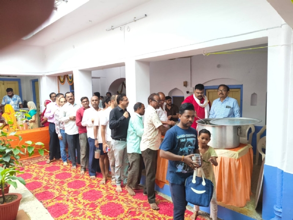 जगन्नाथ मंदिर में काढ़ा औषधि प्रसादी पाने लगी श्रद्धालुओं की कतार। जगन्नाथ मंदिर में काढ़ा औषधि प्रसादी पाने लगी श्रद्धालुओं की कतार।