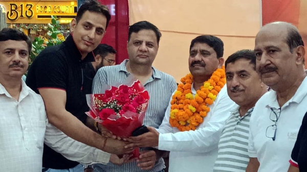 वन विकास निगम के नवनियुक्त चेयरमैन रवि सैनी का अभिनंदन करते व्यापारी प्रतिनिधि। वन विकास निगम के नवनियुक्त चेयरमैन रवि सैनी का अभिनंदन करते व्यापारी प्रतिनिधि।