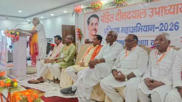 फोटो मंच उपस्थित लोग
