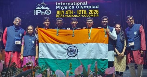 कोलंबिया के बुकारामांगा में आयोजित 56वें अंतरराष्ट्रीय भौतिकी ओलंपियाड 2026 में स्वर्ण पदक विजेता पांचों भारतीय छात्र अपने टीम लीडरों और वैज्ञानिक पर्यवेक्षकों के साथ। कोलंबिया के बुकारामांगा में आयोजित 56वें अंतरराष्ट्रीय भौतिकी ओलंपियाड 2026 में स्वर्ण पदक विजेता पांचों भारतीय छात्र अपने टीम लीडरों और वैज्ञानिक पर्यवेक्षकों के साथ।