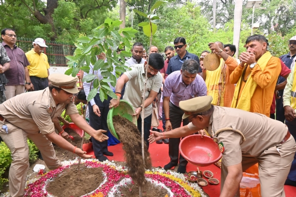 एक पेड़ मां के नाम कार्यक्रम का शुभारंभ करते हुए मंत्री नंदी एक पेड़ मां के नाम कार्यक्रम का शुभारंभ करते हुए मंत्री नंदी