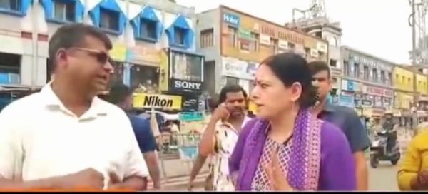 बाजार इलाके का दौरा करती अग्निमित्र पाल