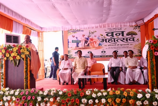 जनसभा को संबोधित कर बोले सीएम योगी - सैकड़ो टन कार्बन डाइऑक्साइड का अवशोषण करता है एक पेड़* जनसभा को संबोधित कर बोले सीएम योगी - सैकड़ो टन कार्बन डाइऑक्साइड का अवशोषण करता है एक पेड़*
