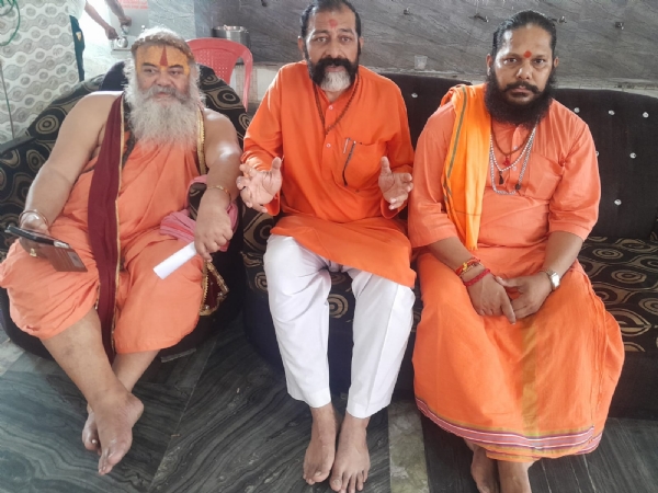 श्रीराम मंदिर ओल्ड मंडी पहुंचे शिवसेना हिंदुस्तान नेता, संतों के लिए राशन उपलब्ध कराने की उठाई मांग श्रीराम मंदिर ओल्ड मंडी पहुंचे शिवसेना हिंदुस्तान नेता, संतों के लिए राशन उपलब्ध कराने की उठाई मांग
