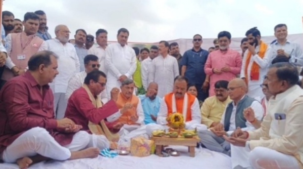 पौधरोपण के पहले पूजन करते उपमुख्यमंत्री केशव पौधरोपण के पहले पूजन करते उपमुख्यमंत्री केशव