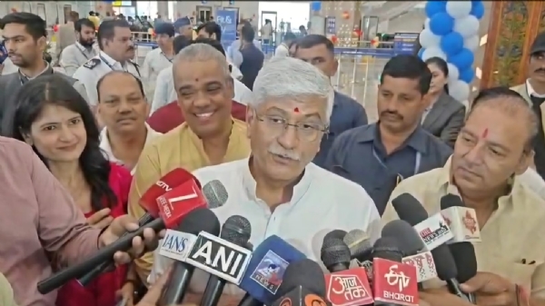 बातचीत करते मंत्री बातचीत करते मंत्री