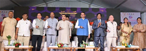फोटो:नागपुर में ओवरब्रिज का लोकार्पण करते हुए केंद्रीय मंत्री नितीन गडकरी और मुख्यमंत्री देवेंद्र फडणवीस