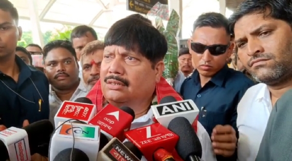 बागडोगरा हवाई अड्डे पर पत्रकारों से बात करते अर्जून सिंह बागडोगरा हवाई अड्डे पर पत्रकारों से बात करते अर्जून सिंह