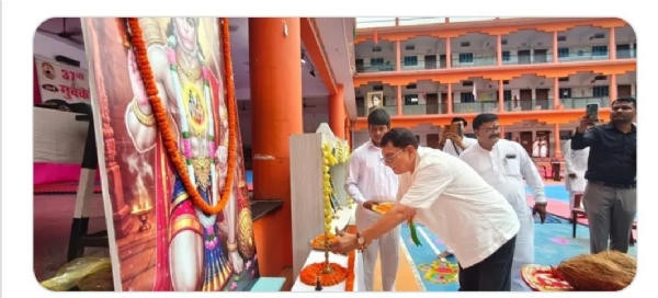 कार्यक्रम का शुभारंभ करते अधिकारी कार्यक्रम का शुभारंभ करते अधिकारी