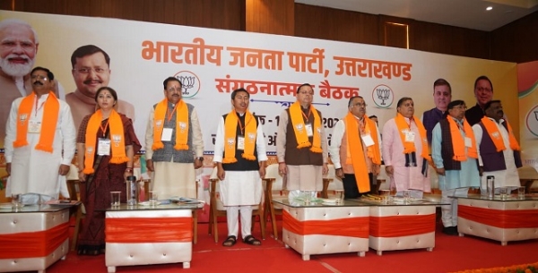 हरिद्वार रोड स्थित कुंआवाला में आयोजित संगठनात्मक बैठक में भाजपा राष्ट्रीय महामंत्री तरुण चुग और मुख्यमंत्री धामी सहित अन्य पदाधिकारी मंच पर।