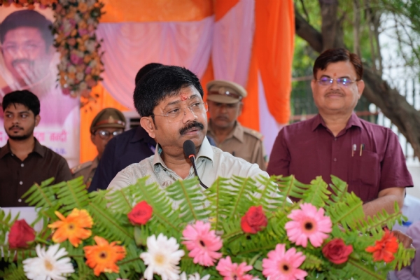 एक पेड़ मां के नाम अभियान कार्यक्रम में जनसमूह को संबोधित करते हुए मंत्री नंदी का छाया चित्र एक पेड़ मां के नाम अभियान कार्यक्रम में जनसमूह को संबोधित करते हुए मंत्री नंदी का छाया चित्र