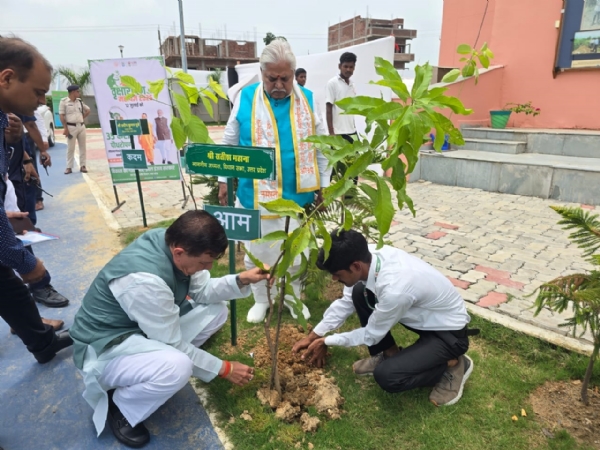 भौतिक विकास की रफ्तार के साथ यूपी में वनाच्छादन का भी विस्तार : योगी आदित्यनाथ भौतिक विकास की रफ्तार के साथ यूपी में वनाच्छादन का भी विस्तार : योगी आदित्यनाथ