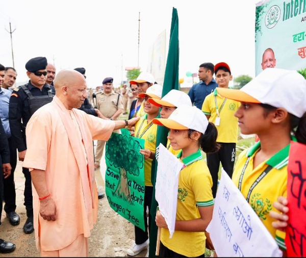 छात्रों से बातचीत करते मुख्यमंत्री योगी आदित्यनाथ छात्रों से बातचीत करते मुख्यमंत्री योगी आदित्यनाथ