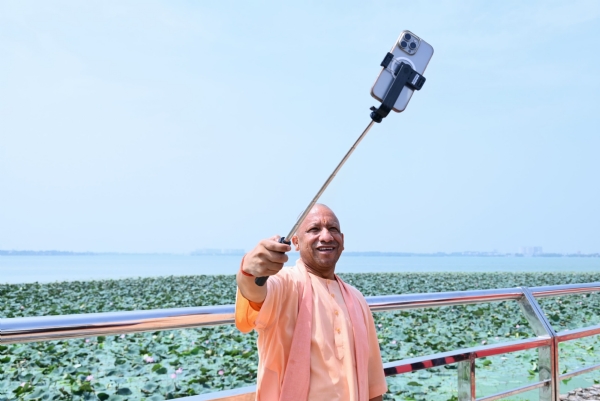 जनसभा को संबोधित कर बोले सीएम योगी - सैकड़ो टन कार्बन डाइऑक्साइड का अवशोषण करता है एक पेड़* जनसभा को संबोधित कर बोले सीएम योगी - सैकड़ो टन कार्बन डाइऑक्साइड का अवशोषण करता है एक पेड़*