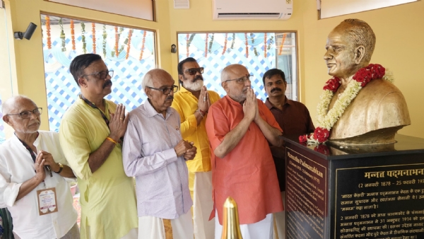 मन्नथु पद्मनाभन प्रतिमा का अनावरण करते उपराष्ट्रपति मन्नथु पद्मनाभन प्रतिमा का अनावरण करते उपराष्ट्रपति