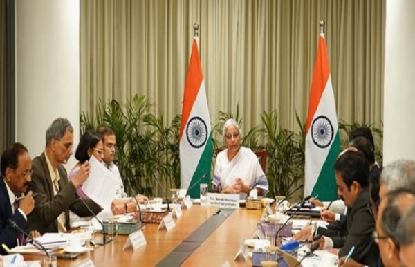 सार्वजनिक क्षेत्र के बैंकों और वित्तीय संस्थानों के प्रमुखों के साथ समीक्षा बैठक करते सीतारमण