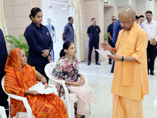 लोगों की समस्याएं सुनते मुख्यमंत्री योगी लोगों की समस्याएं सुनते मुख्यमंत्री योगी